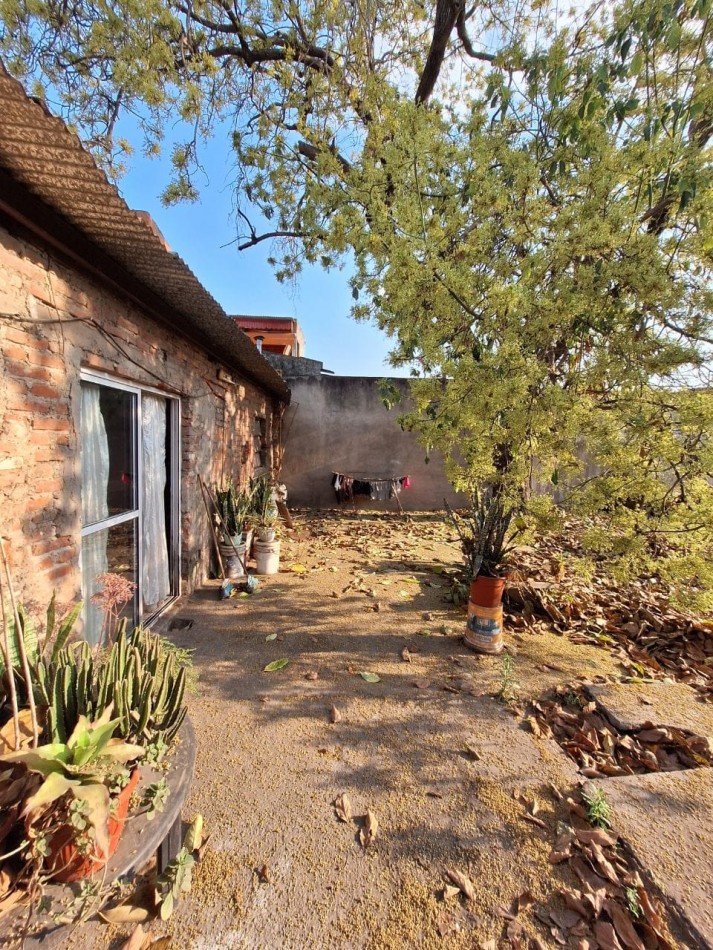VIVIENDA VILLA ALEM - PJE PRIMERA JUNTA 1100 (A dos cuadras Av. Roca al 1000)