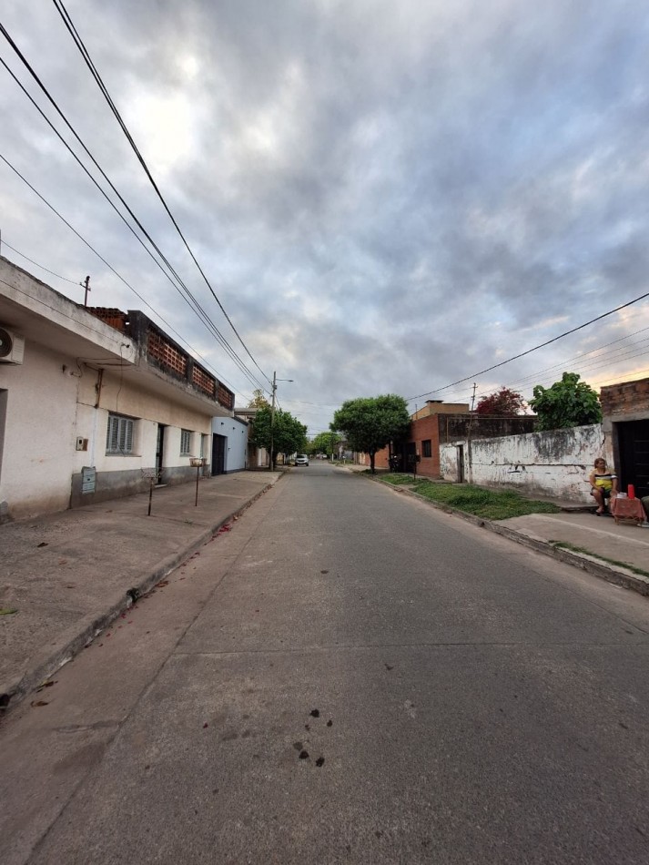 VIVIENDA VILLA ALEM - PJE PRIMERA JUNTA 1100 (A dos cuadras Av. Roca al 1000)