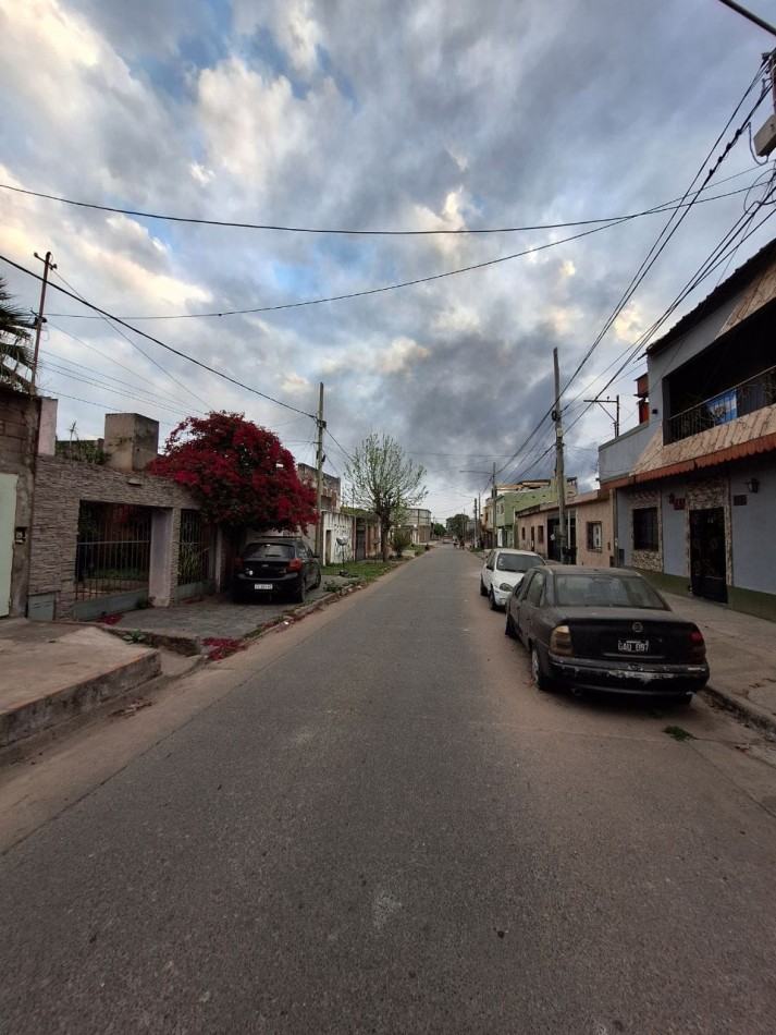VIVIENDA VILLA ALEM - PJE PRIMERA JUNTA 1100 (A dos cuadras Av. Roca al 1000)