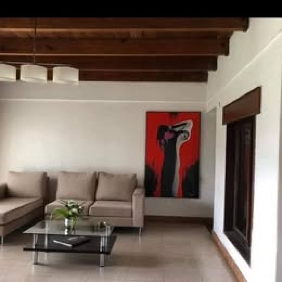 EN VENTA HERMOSA CASA EN B° OBISPO PIEDRABUENA. SMT. TUCUMAN